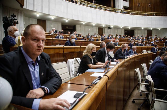 Poslanec Krupa z ĽSNS si v parlamente odmieta nasadiť rúško, Kollár ho po tretíkrát vykázal zo sály