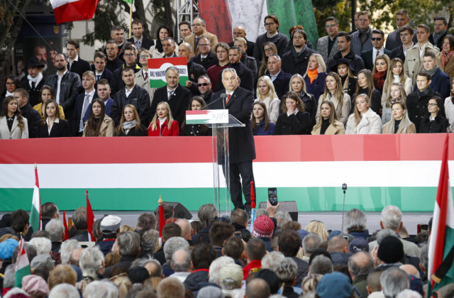 Za Orbánom stoja desaťtisíce Maďarov. Premiér predostrel ľudu čiernu budúcnosť, ak prehrá voľby