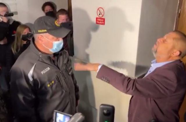 Štefan Harabin si na súde odmietol nasadiť rúško, prišla aj polícia (video)