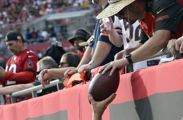 Fanúšik vrátil Bradymu loptu z jubilejnej prihrávky na touchdown, dostal bohatú odmenu (video)