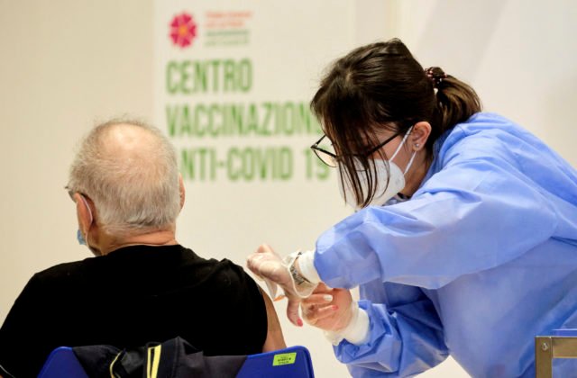 Zamestnávatelia budú môcť od pracovníkov vyžadovať potvrdenie o očkovaní, schválila maďarská vláda