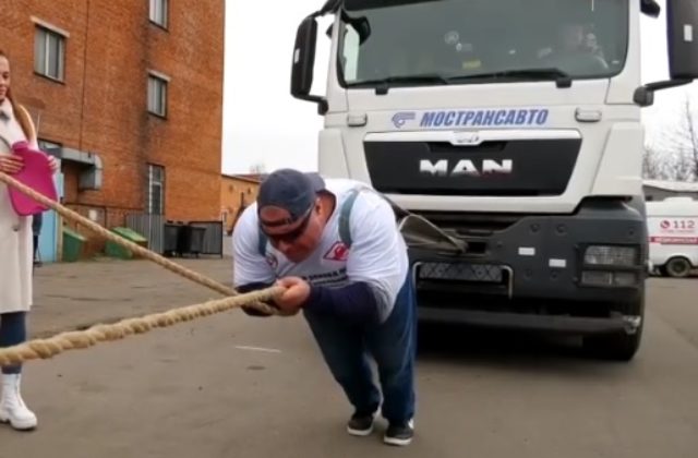Ruský Hulk stanovil nový svetový rekord, na odtiahnutie autobusu s kamiónom mu stačilo len pár sekúnd (video)