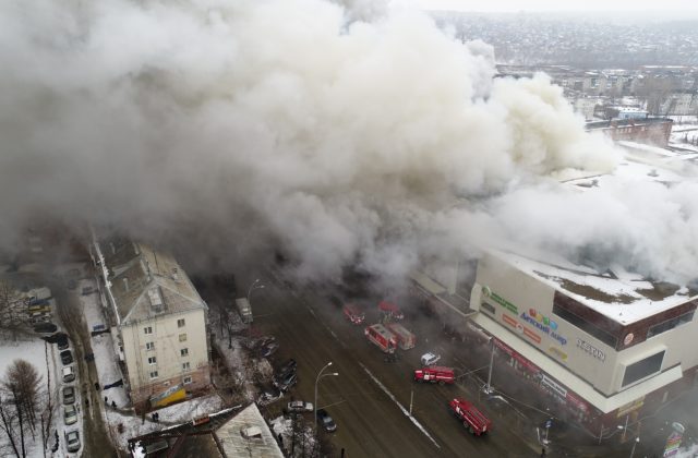 Ruský súd odsúdil zodpovedných za požiar v sibírskom nákupnom centre, pri nešťastí zahynulo takmer 40 detí