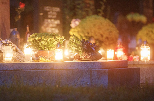 Počas Dušičiek hrozí na cintorínoch zvýšené riziko vzniku požiarov. Ako im predísť?
