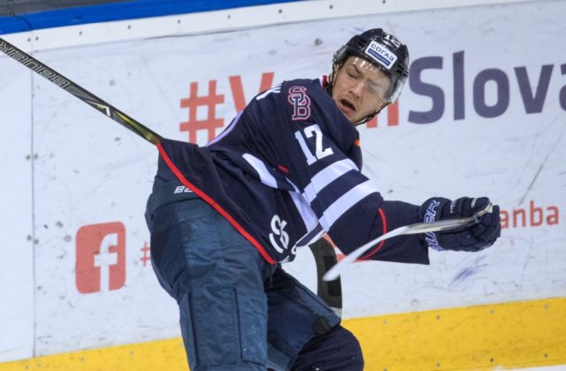 Sádecký z Bratislava Capitals skolaboval v zápase Ice Hockey League, previezli ho do nemocnice