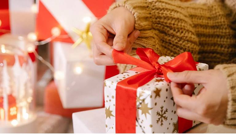 Ako predísť nechceným darčekom? Ktoré darčeky podľa prieskumu najviac potešia?