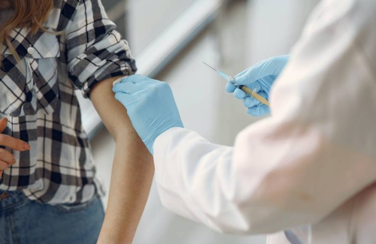 Ľudia váhajúci s očkovaním umierajú – ich blízki chcú, aby ich svet počúval