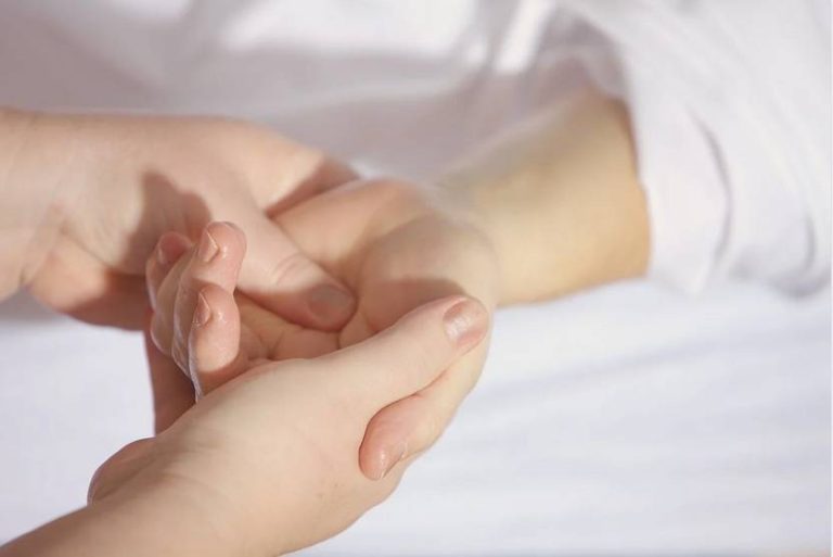Čo prezrádzajú vaše ruky alebo 17 príznakov ochorení