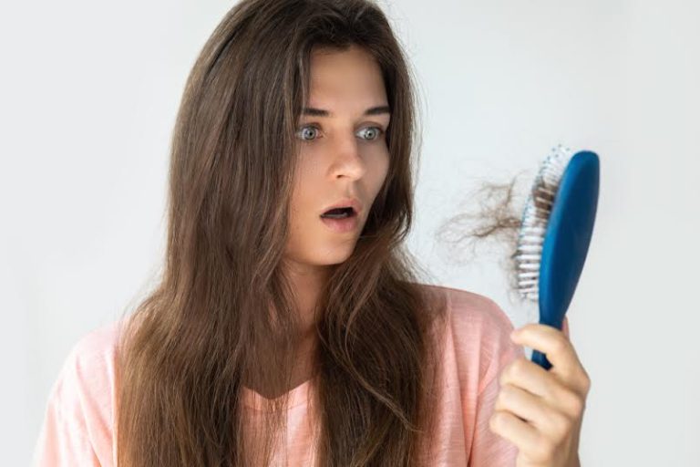 6 tipov ako zabrániť viditeľnému vypadávaniu vlasov