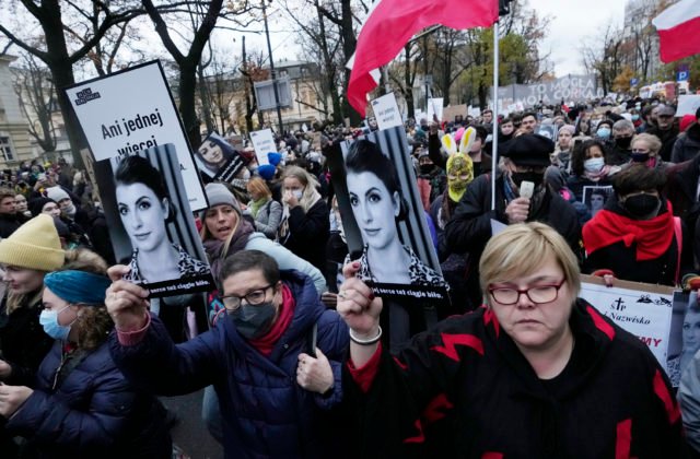 Poliakov pobúrila smrť tehotnej ženy, protestovali proti prísnemu interrupčnému zákonu