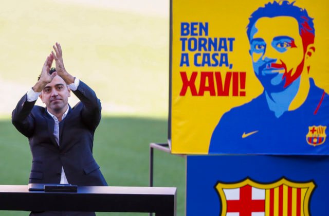 Xavi Hernández zažil na Camp Nou búrlivé privítanie, z nového trénera sa tešili tisícky fanúšikov