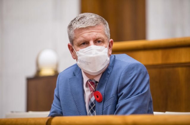 Opatrenia proti koronavírusu na Slovensku sa menia, parlament schválil nový zákon (video)