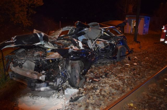 Auto po náraze tlačil vlak po trati a následne ho odhodilo, vodička zraneniam podľahla (foto)