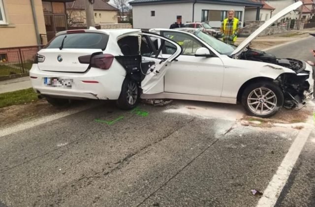 Mladý vodič auta BMW narazil do stĺpa a na mieste zomrel, jeho spolujazdec bojuje o život v nemocnici (foto)