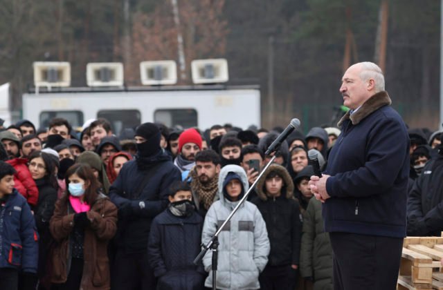 Lukašenko sľúbil migrantom na hranici s Poľskom potraviny a oblečenie, pomôže im aj s návratom domov
