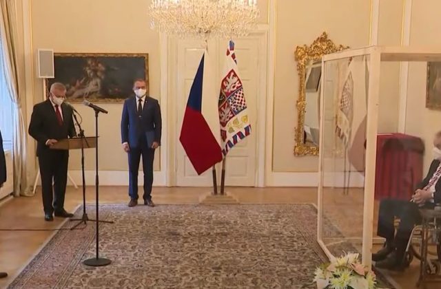 Zeman vymenoval Fialu za nového premiéra, počas slávnostného aktu bol za plexisklom (video)