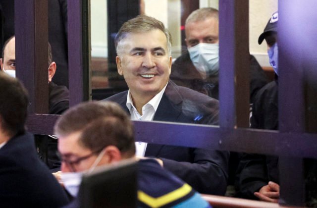 Exprezident Saakašvili sa postavil pred súd, pred budovou zatiaľ vyčíňali jeho priaznivci (video)