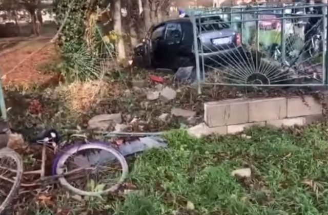 Žena nezvládla riadenie a s autom prerazila oplotenie škôlky, nehodu neprežil cyklista (video)
