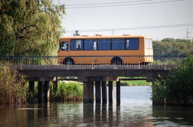 Autobus smerujúci na svadbu sa zrútil do rieky, nešťastie neprežilo viac ako 20 ľudí