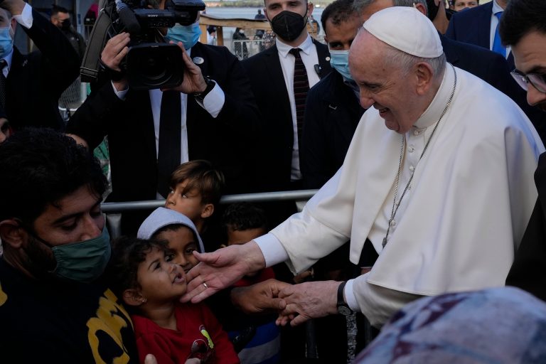 Pápež František utešoval migrantov na ostrove Lesbos, ich podmienky pre život sú skazou civilizácie