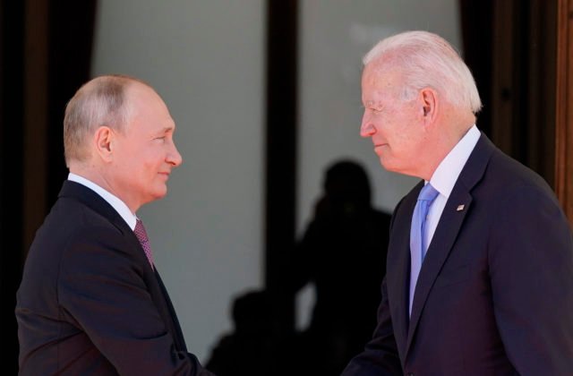 Biden chce varovať Putina počas videohovoru, v prípade napadnutia Ukrajiny budú hroziť Rusom ekonomické sankcie
