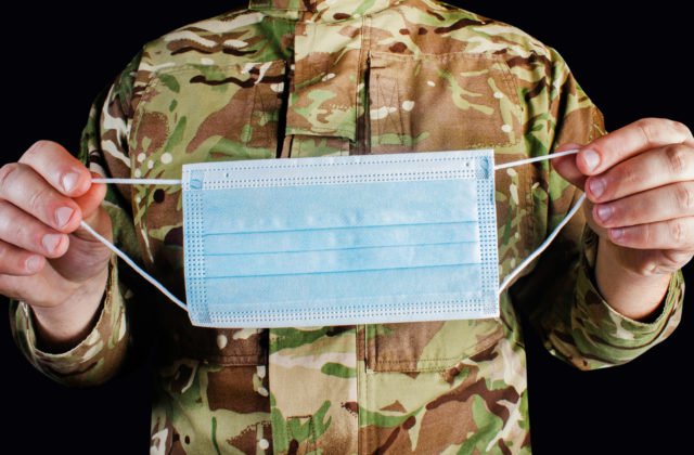 V boji s koronavírusom pomáha takmer 600 vojakov, väčšina z nich je nasadená v nemocniciach