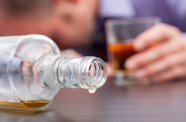 Polícia varuje pred nelegálnou výrobou alkoholu v Poltári, metylakohol zabil muža