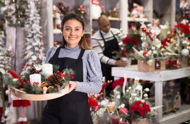 Zamestnávatelia ponúkajú v tomto roku viac vianočných brigád, hľadajú kuriérov či pracovníkov na dokladanie tovaru