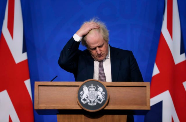 Briti majú vážne obavy z omikronu, poslanci schválili nové opatrenia i napriek vzbure v Johnsonovej strane