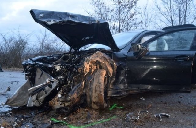 Tínedžer bez vodičáku neprispôsobil rýchlosť a dostal šmyk, na BMW vznikla škoda viac ako 70-tisíc eur (foto)