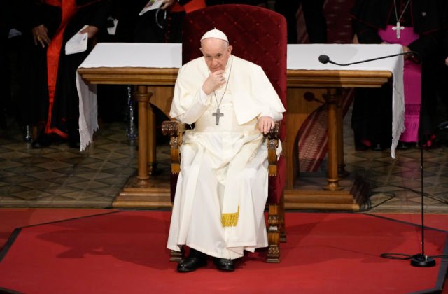 Pápež František oslavuje narodeniny, jediný dlhšie žijúci pontifik žil pred vyše storočím