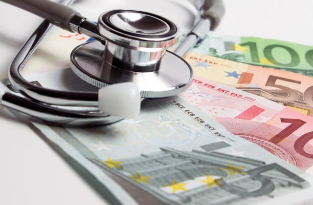 Zdravotníci aj záchranári dostanú jednorazovú odmenu 350 eur, rozhodla vláda