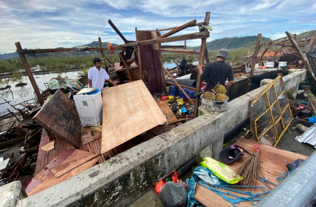 Tajfún Rai zabil vo Filipínach desiatky ľudí, evakuovali viac ako 300-tisíc obyvateľov (video)