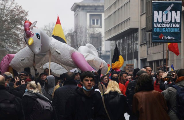 Tisíce demonštrantov protestovali v Bruseli proti sprísneným opatreniam aj povinnej vakcinácii
