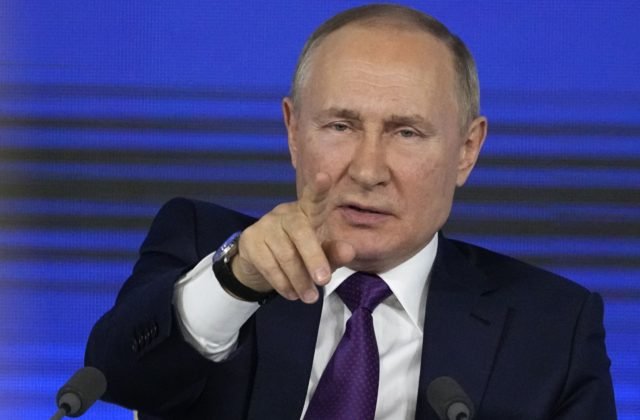 Vy a my sa dohodneme ľahšie ako s tou bandou narkomanov a neonacistov v Kyjeve, adresoval Putin výzvu ukrajinským vojakom