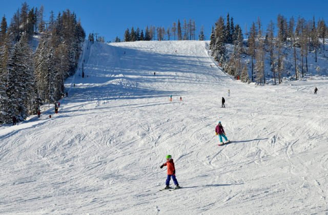Vo vysokých Tatrách spustili lyžovačku v ďalších strediskách, k dispozícií je osemnásť trás