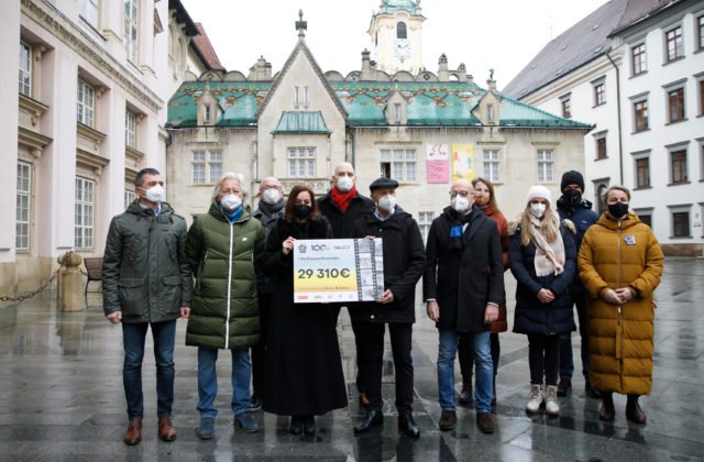 Organizátori behu Devín – Bratislava pomohli zdravotníkom, vyzbierali a odovzdali im tisícky eur