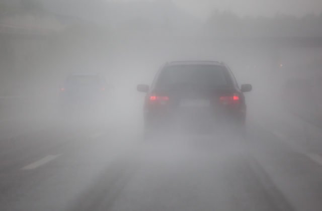 Meteorológovia upozorňujú na hmlu po celom Slovensku, platia výstrahy aj pred poľadovicou