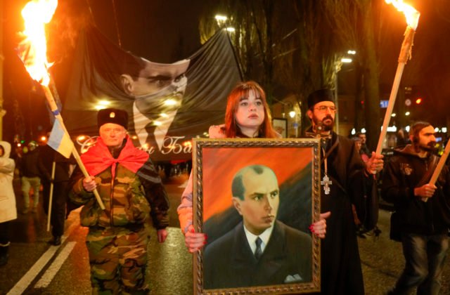 Stovky ukrajinských nacionalistov pochodovali Kyjevom a pripomenuli si narodeniny Stepana Banderu