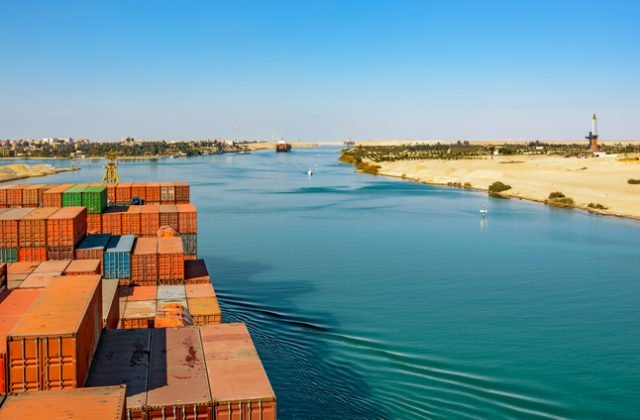 Suezský prieplav aj napriek blokáde vlani dosiahol najvyššie tržby vo svojej histórii