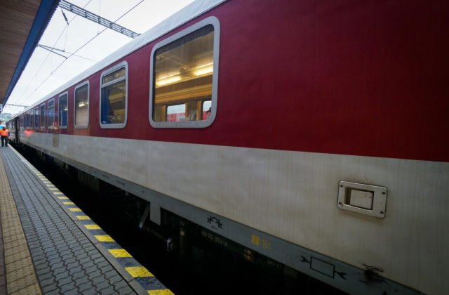 Pri zrážke vlaku v Bratislave zomrela dôchodkyňa, železnice vyzývajú ľudí k opatrnosti
