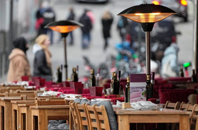 Nemecko sprísňuje opatrenia pre reštaurácie, no zmierňuje pravidlá pre karanténu a samoizoláciu