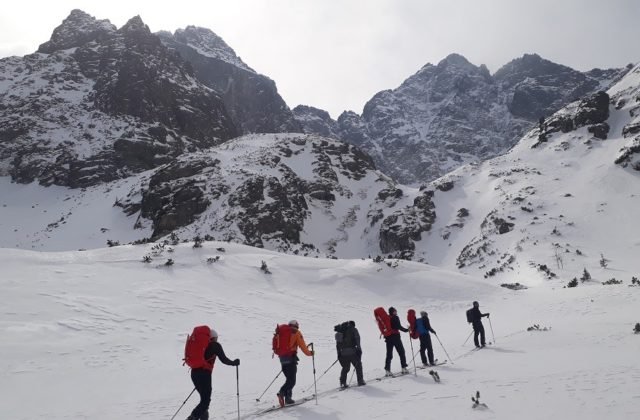 V Tatrách, Veľkej a Malej Fatre platí lavínové nebezpečenstvo