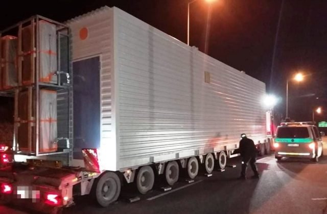 Nadrozmerný náklad zo zahraničia skomplikoval dopravu cez tunel Branisko, vodič svojvoľne zastavil premávku