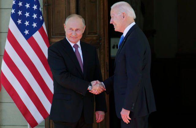 Biden varoval Putina: Rusko draho zaplatí ak sa rozhodne zaútočiť na Ukrajinu