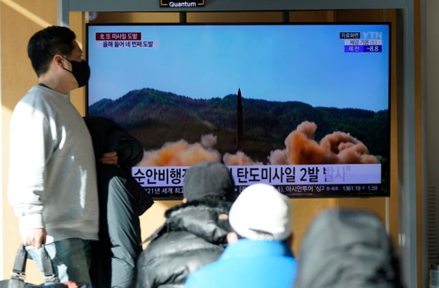 Severná Kórea odpálila do mora ďalšie dve rakety, preleteli približne 380 kilometrov