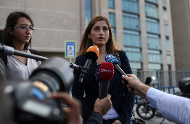 Nemeckú novinárku v Turecku zbavili obvinení z terorizmu, súdili ju niekoľko rokov