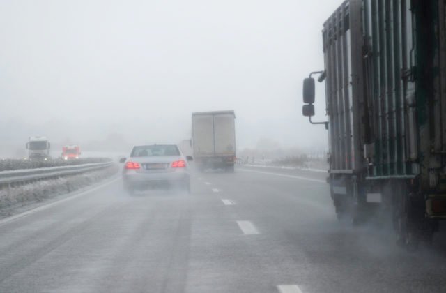 Cestári pod Tatrami majú plné ruky práce, pre husté sneženie a silný vietor stúpa aj počet nehôd