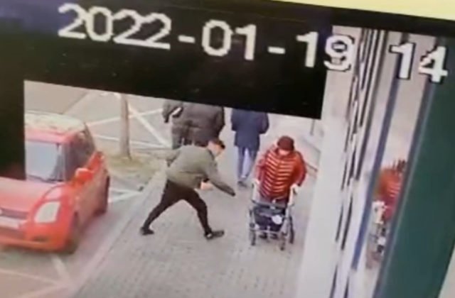 Mladík okradol na ulici zdravotne postihnutú dôchodkyňu, za tento čin mu hrozí až desať rokov (video)