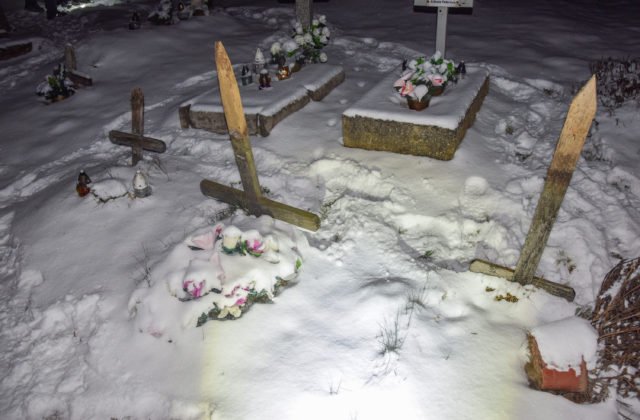 Vandalom na cintoríne v Hermanovciach bol iba 14-ročný chlapec s ešte mladšou kamarátkou, už čelí obvineniu